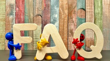 FAQ Haarpigmentierung: FAQ als Holzbuchstaben